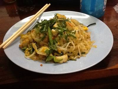 ผัดไทยเส้นเล็ก ที่ ร้านอาหาร ผัดไทป้าหอม