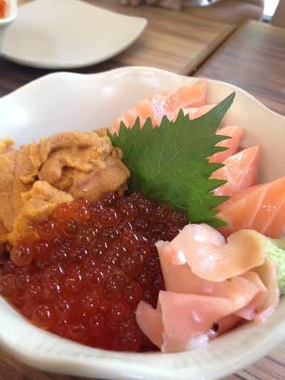 sakana tricolor don ถือเป็นจานเด็ด จานนี้เป็นแบบแช่ ที่ ร้านอาหาร Sakana Sushi & Sashimi