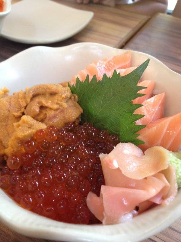 sakana tricolor don ถือเป็นจานเด็ด จานนี้เป็นแบบแช่ ที่ ร้านอาหาร Sakana Sushi & Sashimi