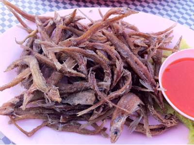 ปลารากกล้วยทอด ที่ ร้านอาหาร ต่ายเมี่ยงปลาเผา