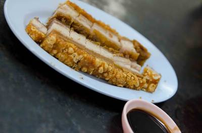 หมูกรอบน่ากินมะ ที่ ร้านอาหาร ก๋วยจั๊บมิสเตอร์โจ