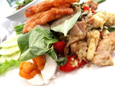 ข้าวผัดแกงเขียวหวานหมู + ไข่เจียว ที่ ร้านอาหาร ปทุมเค้ก