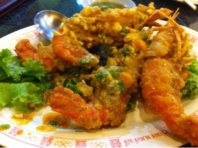 กุ้งผัดไข่เค็ม...  ลองดูกันนะคะ... อร่อย..ย ของโปรดเราเอง 555+++ ที่ ร้านอาหาร เล่าลี่หูฉลาม