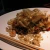 ยากิโซบะโรยหน้าด้วย Flaky Fish เมนูนี้ไม่แนะนำครับ ที่ ร้านอาหาร ไล-บรา-รี่ (Library)