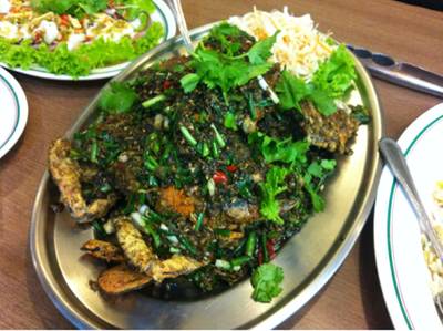 ปูผัดพริกไทยดำ จัมโบ้ ขีดละ 135.- ปูสด อร่อยมาก จานนี้ 1890.- ให้5ดาว ที่ ร้านอาหาร สมบูรณ์โภชนา อุดมสุข