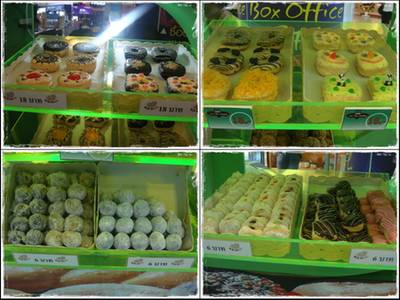 โดนัทเรียงราย ที่ ร้านอาหาร Do Dee Dough