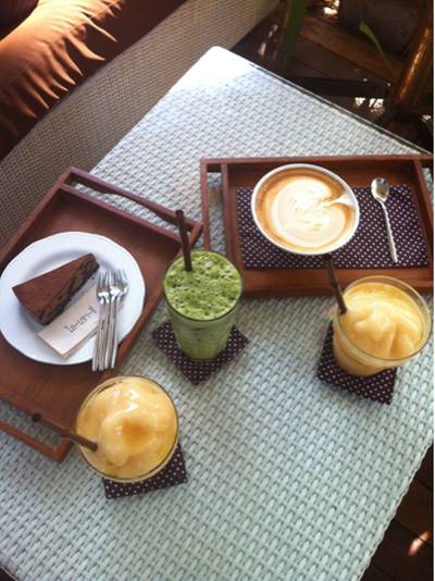 ชิวชิวยามบ่าย ที่ ร้านอาหาร ไล-บรา-รี่ (Library)