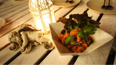 ลาบปลาแซลมอน 250บาท ที่ ร้านอาหาร the glass house