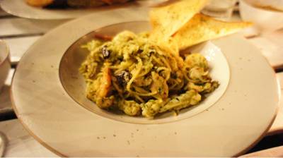 สปาเก็ตตี้ซีฟู๊ดเพสโต้ 220บาท ที่ ร้านอาหาร the glass house