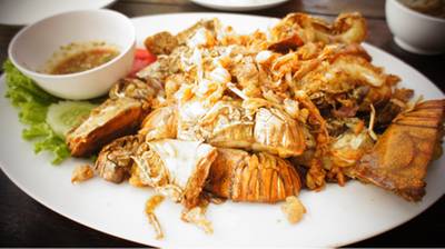 กั้งกระดานกระเทียม 660 บาท (1กิโล:330บาท) ที่ ร้านอาหาร มุมอร่อย ศรีราชา