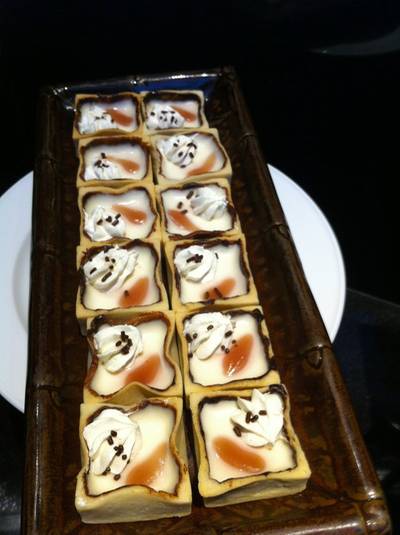 แป้งพายกรอบ ข้างในมีครีมเหลวและคาราเมลรสกาแฟ หวานกลมกล่อม ที่ ร้านอาหาร Jess Century Park Hotel