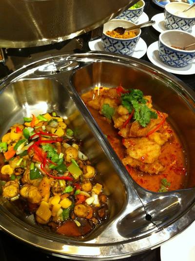 หอยเชลล์ผัดพริกไทยดำ ปลาเปรี้ยวหวาน ที่ ร้านอาหาร Jess Century Park Hotel