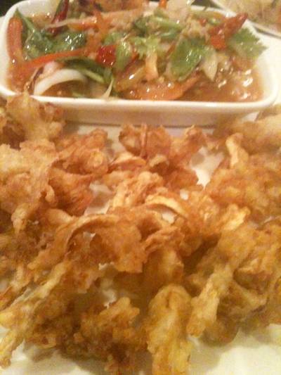 ยำเห็ดนางฟ้าชุปแป้งทอด ที่ ร้านอาหาร ญวนญี พระราม 5