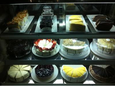 ตู้เค้ก น่าทานค่ะ  ที่ ร้านอาหาร BitterSweet's Bar & Bristro