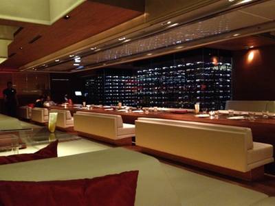Looooooong table!! ที่ ร้านอาหาร Long Table