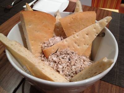 ขนมปัง เสิร์ฟมาในเกลือทะเลร้อน ที่ ร้านอาหาร Crave Aloft Bangkok