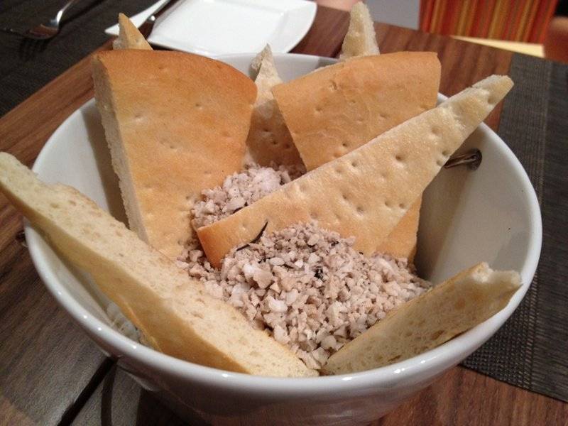 ขนมปัง เสิร์ฟมาในเกลือทะเลร้อน ที่ ร้านอาหาร Crave Aloft Bangkok