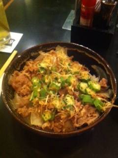 ข้าวหน้าเนื้อใส่กระเจี๊ยบปลาแห้ง ที่ ร้านอาหาร Kinniku Gyudon