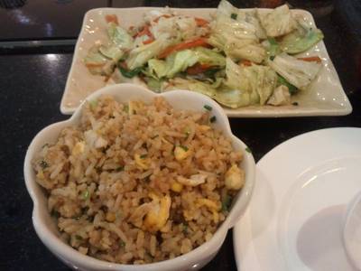 ข้าวผัดกระเทียม + ผัดผักในชุด ที่ ร้านอาหาร Hachi Teppanyaki & Sushi
