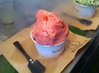 ไอศกรีมรสฝรั่งสีชมพู ที่ ร้านอาหาร Milk solid The Portico Langsuan