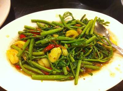 ผัดผักกระเฉด  ที่ ร้านอาหาร สมบูรณ์โภชนา จุฬาซอย 8