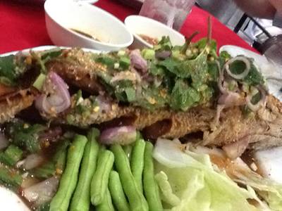 ปลาช่ินน้ำตกยกให้เป็นเมนูอันดับ1 ที่ ร้านอาหาร ศรแดง ตลิ่งชัน