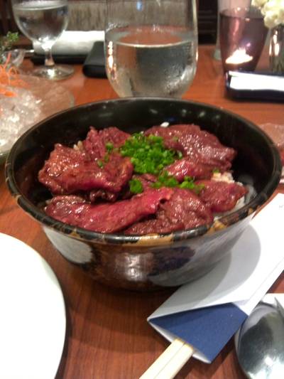 ข้าวหน้าเนื้อ ที่ ร้านอาหาร The Grill Tokyo