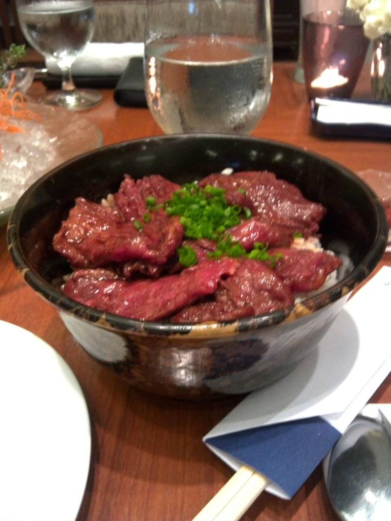 ข้าวหน้าเนื้อ ที่ ร้านอาหาร The Grill Tokyo
