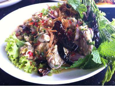 ยำหอยนางรม ที่ ร้านอาหาร มุมอร่อย นาเกลือ