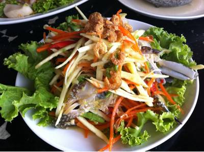 ยำปูม้าทะเล ที่ ร้านอาหาร มุมอร่อย นาเกลือ