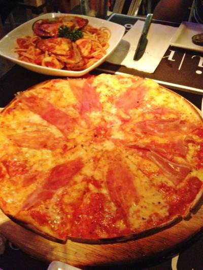Pizza sorano ham ที่ ร้านอาหาร Wine Connection Tapas Bar & Bistro Rain Hill