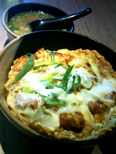 เซ็ตข้าวหน้าไก่ ที่ ร้านอาหาร KAZOKUTEI Japanese Udon & Soba