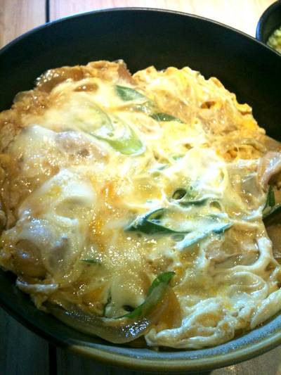 ข้าวหน้าไก่ ไข่นุ่มมาก ที่ ร้านอาหาร KAZOKUTEI Japanese Udon & Soba