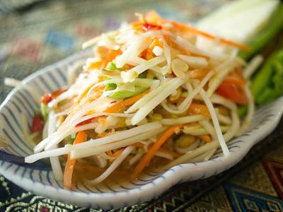 ส้มตำไทย เครื่องใช้ได้ ไม่ค่อยเผ็ด หวานนำไปหน่อย ที่ ร้านอาหาร เรือนทอง