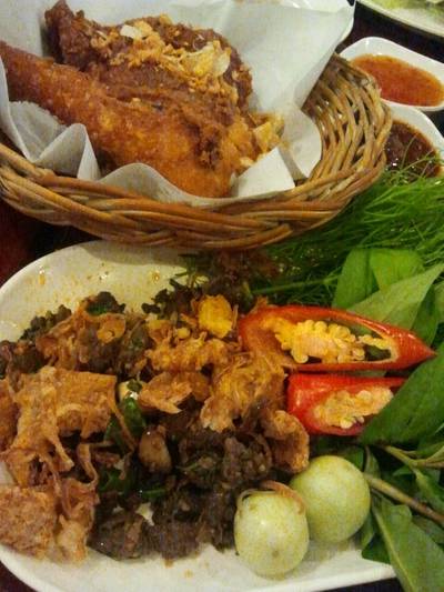 ร้านอาหาร เฮือนลำพูน ตลิ่งชัน