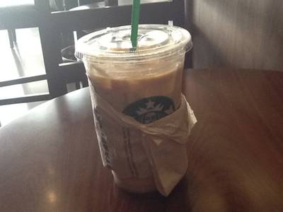กาแฟเย็น ที่ ร้านอาหาร Starbucks กาแฟเย็น ที่ ร้านอาหาร Starbucks