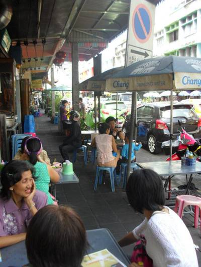 ที่นั่งด้านนอกครับ ที่ ร้านอาหาร ศิริพรโภชนา