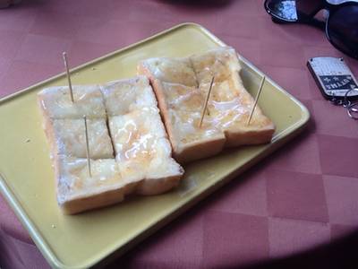 ขนมปังเนยนม ที่ ร้านอาหาร ข้าวแฝ่