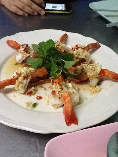 กุ้งนึ่งมะนาวว ตัวใหญ่อยู่ ที่ ร้านอาหาร ไฟกลมธนา