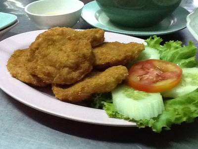 ทอดมันกุ้ง ที่ ร้านอาหาร ไฟกลมธนา