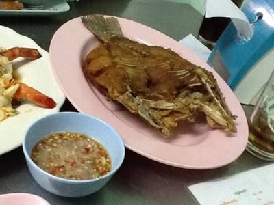 ปลากระพงทอดน้ำปลา ที่ ร้านอาหาร ไฟกลมธนา