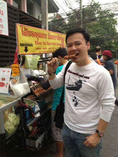 ส่วนคนกินก็อร่อยจนหยุดไม่ได้ ที่ ร้านอาหาร ไส้กรอกคุณยาย (นิมมาน เชียงใหม่)