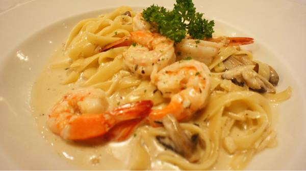 สปาเก็ตตี้ซอสครีมกุ้งและเห็ด 220บาท ที่ ร้านอาหาร Another Hound Café 