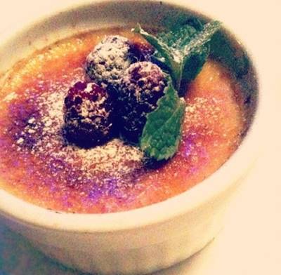 creme brulee ที่ ร้านอาหาร Fuzio Stylish Italian Cuisine