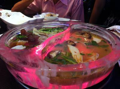 หม้อคริสตัลใส แบบ2หลุม เลือกซุปได้สองแบบ สะอาดและปลอดภัยกว่า ที่ ร้านอาหาร Crystal Jacky Restaurant