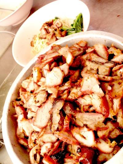 หมูย่างกะละมังนี้ มีขายเป็นกิโลด้วยนะ ที่ ร้านอาหาร ก๋องเมงจั้น