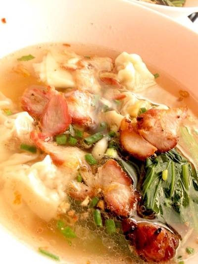 บะหมี่เกี๊ยวน้ำหมูแดง ที่ ร้านอาหาร ก๋องเมงจั้น