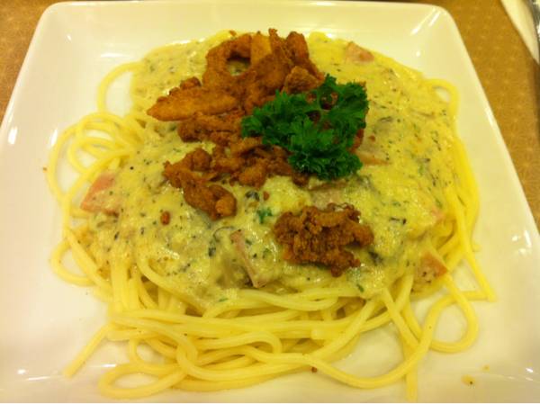 สปาเก็ตตี้คาโบนาร่าหมูกรุบ ที่ ร้านอาหาร ข้าว ยำ ตำ เตี๋ยว