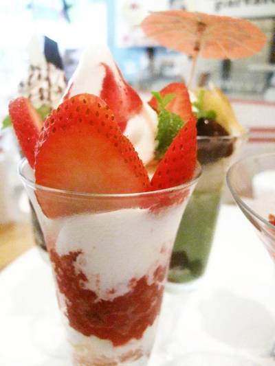 Strawberry Yogurt Parfait ที่ ร้านอาหาร sfree เซ็นทรัล แจ้งวัฒนะ