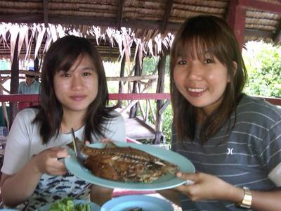 ปลาทอดน้ำปลา ที่ ร้านอาหาร หมอมูดง